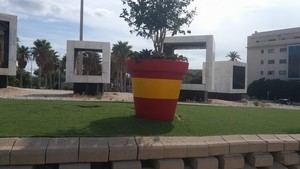 Almería se prepara para la Fiesta Nacional con la Bandera de España en los balcones