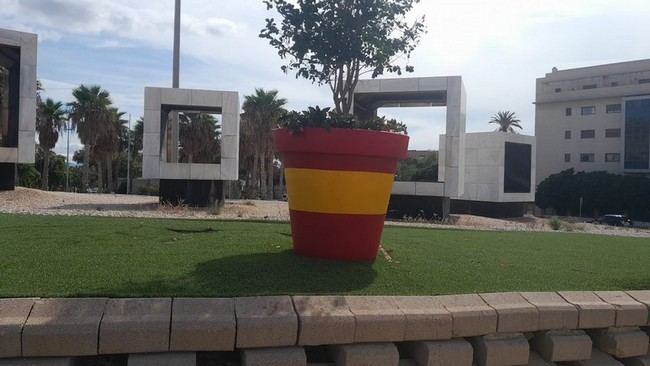 Almería se prepara para la Fiesta Nacional con la Bandera de España en los balcones