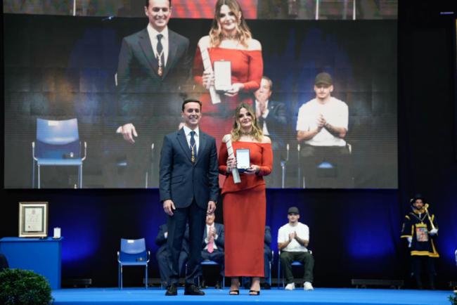 La periodista Sheila Hernández Torres recibe la Medalla de lo Social