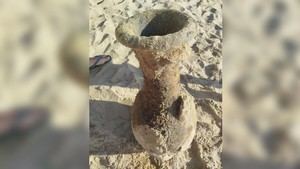 Joven descubre ánfora antigua en playa de Cádiz