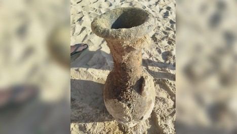 Joven descubre ánfora antigua en playa de Cádiz