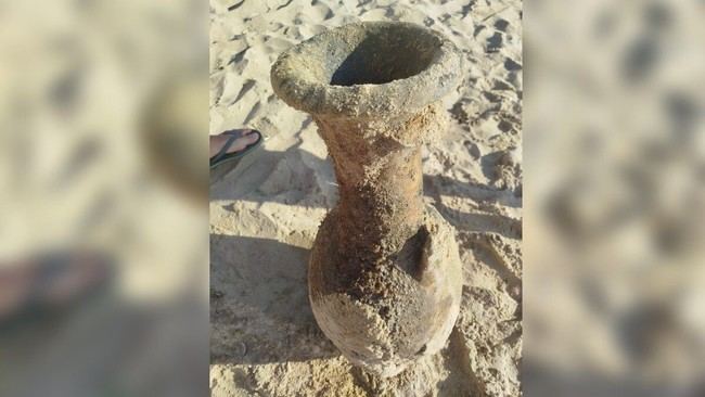 Joven descubre ánfora antigua en playa de Cádiz