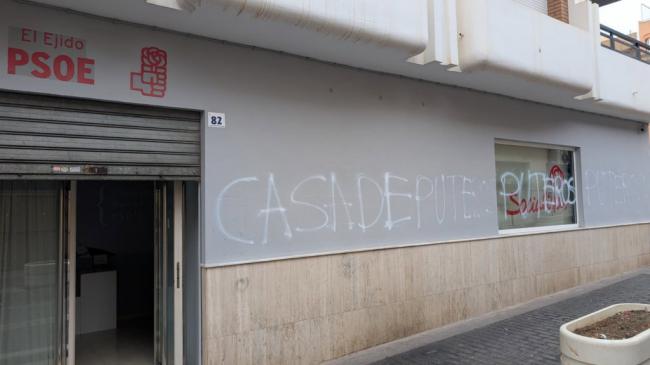 Pintadas ofensivas en la sede del PSOE en El Ejido