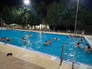 Gines abre su piscina municipal nocturna para mitigar el calor