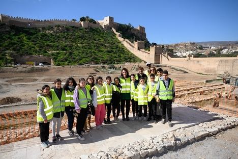 Escolares inician una plantación para recuperar los Jardines Mediterráneos