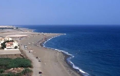 Prohibido el baño en la playa La Carchuna de Granada por contaminación