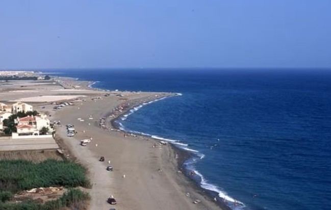 Prohibido el baño en la playa La Carchuna de Granada por contaminación