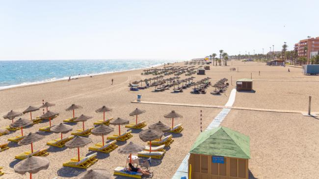 Roquetas de Mar Transformará sus Papeleras y Pasarelas con Plástico Reciclado