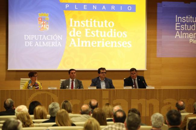 Josefa Balsells y Pablo Mazuecos reciben el Escudo de Honor del IEA