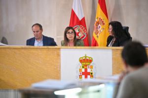 La oposición echa en cara al PP que pida bajar el IVA al tiempo que sube la tasa de cementerios