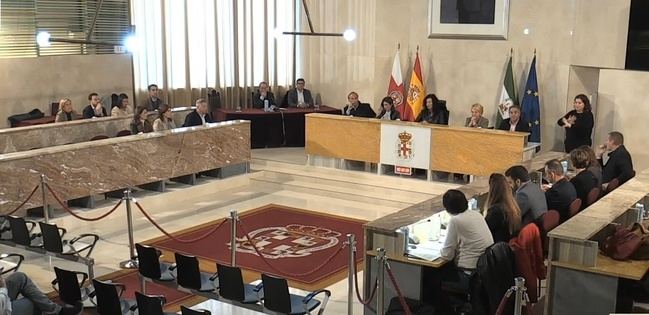 La renuncia de Javier A. García por el caso Mascarillas desata acusaciones cruzadas en el Ayuntamiento