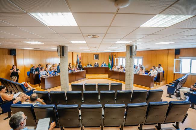 Roquetas de Mar impulsa la movilidad sostenible, la protección de la infancia y la mejora de infraestructuras