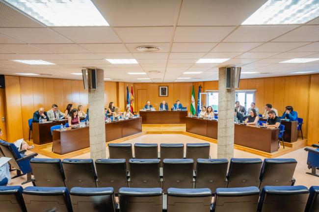 El pleno exige más personal y recursos para la Guardia Civil destinada en Roquetas