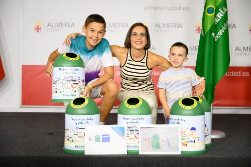‘Almería recicla vidrio en verano’ reparte premios a “los campeones de la conciencia medioambiental”