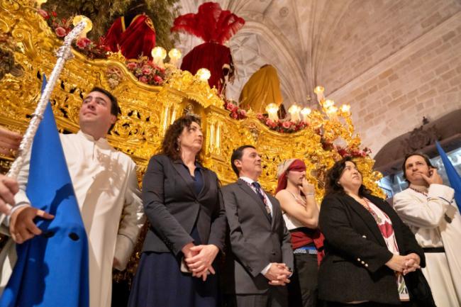 El presidente de Diputación acompaña al Prendimiento en su salida desde la Catedral