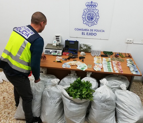 Intervenidos tres revólveres a unos traficantes de drogas de Vicar