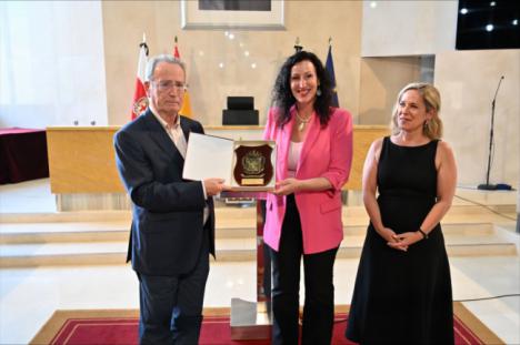 El Ayuntamiento de Almería homenajea a Fernando Gómez por sus 17 años como secretario general
