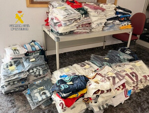 Intervenidas 1.200 prendas falsificadas en las fiestas de Adra