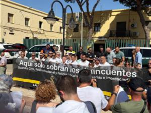Clamor contra el desmantelamiento de la Benemérita en Roquetas de Mar