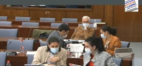 Este es el interés con el que el PSOE escucha la respuesta a sus preguntas en el Parlamento