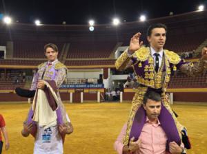 Doble puerta grande en una novillada para abrir la Feria Taurina de Santa Ana 2026