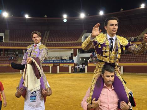 Doble puerta grande en una novillada para abrir la Feria Taurina de Santa Ana 2026