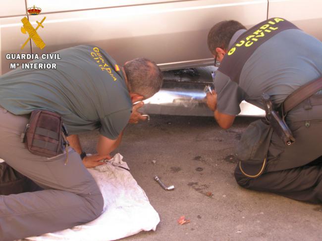 Intervenidas 1250 cajetillas de tabaco procedentes de Argelia en el depósito de combustible de una furgoneta.