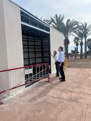 La construcción de cuatro quioscos en el Paseo Marítimo de El Toyo encara su recta final
