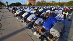Los musulmanes almerienses celebra el fin del Ramadán con un multitudinario rezo por la paz en Gaza