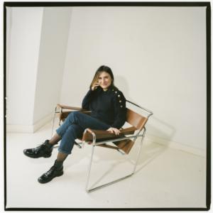 El origen de la lucha de clases a través del fenómeno pijo llega a Almería con Raquel Peláez