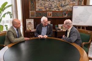 Brian Schmidt, Nobel de Física, es recibido en la Diputación de Almería