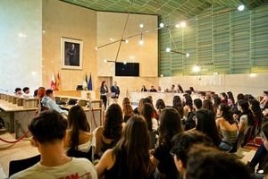 La alcaldesa recibe a más de 80 alumnos del norte de Portugal