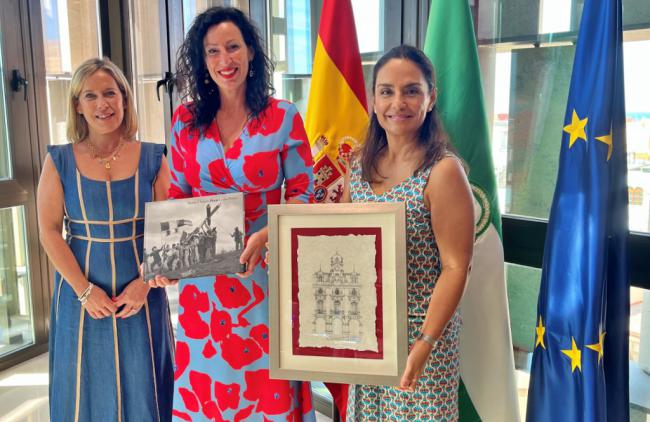 La alcaldesa recibe a la cónsul general del Perú en Sevilla
