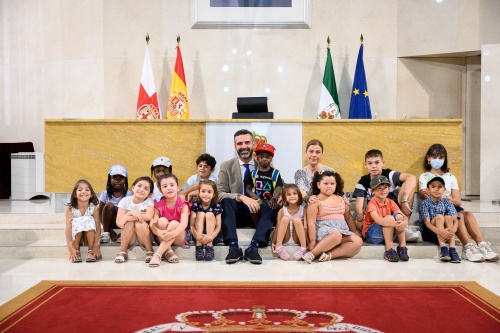 El alcalde recibe a 14 niños de la Escuela de Verano de los Centros de la Mujer