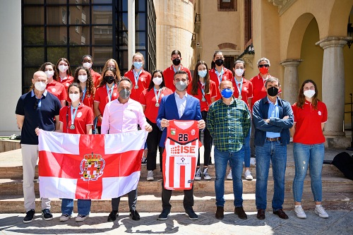El alcalde entrega la bandera de la ciudad a ISE CB Almería Junior para el Campeonato de España