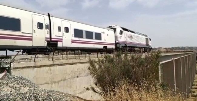 Tren Madrid-Almería remolcado por avería y completan viaje en carretera