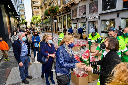 El Ayuntamiento dobla el número de pascueros y reparte 8.000 entre los almerienses