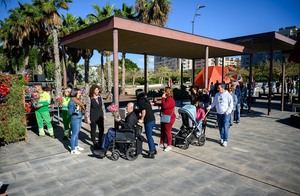 La alcaldesa reparte pascueros en el Parque de las Familias
