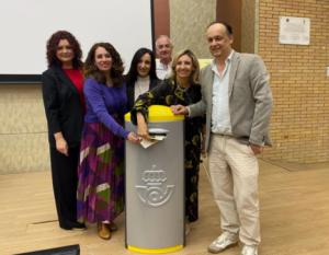 La UAL rinde homenaje a Carmen de Burgos con tarjetas prefranqueadas