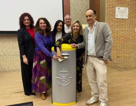 La UAL rinde homenaje a Carmen de Burgos con tarjetas prefranqueadas