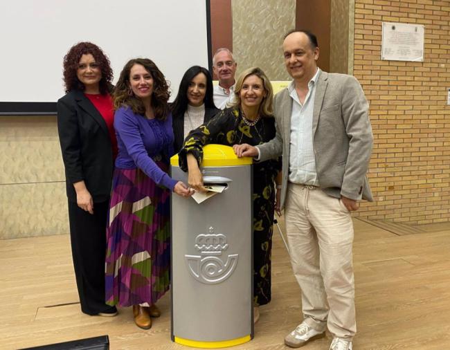 La UAL rinde homenaje a Carmen de Burgos con tarjetas prefranqueadas