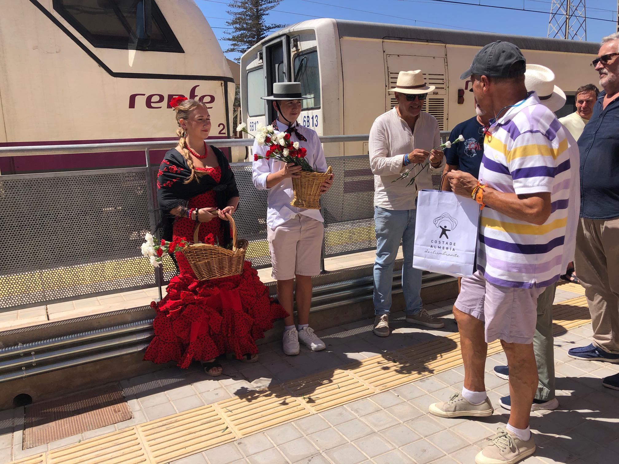 La Mesa del Tren se disculpa con viajeros de Almería con música y regalos