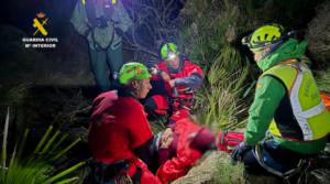 La Guardia Civil rescata a una persona herida en la ladera de la Cala Montoya en Cabo de Gata-Níjar