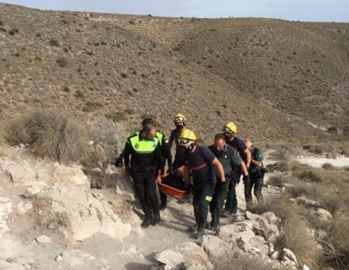 Los bomberos intervienen en el rescate de un herido en la Playa de los Muertos