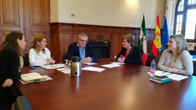 Delegación de Empleo e IAM analizan la inserción de mujeres víctimas de violencia de género