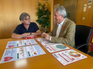Esto es lo que hay detrás del reparto de tomates y cintas métricas en Almería