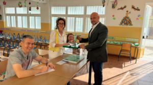 Alonso tira de eslogan electoral hasta en el día de la votación