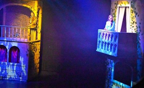 Escenografía elegante y reparto excepcional cautivan al público de ‘Romeo y Julieta, el musical’