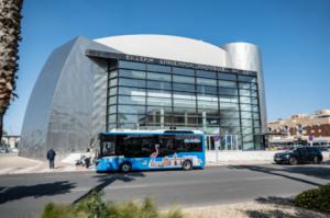 Roquetas de Mar estrena el 'Roquebús', el primer bus turístico eléctrico de Andalucía