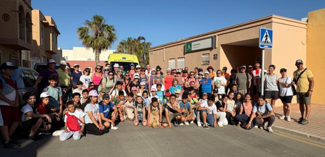 Más de 100 vecinos de Cabo de Gata participan en una caminata saludable para promover una vida sana